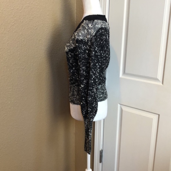 WHBM v-neck pull over sweater. - Picture 5 of 12